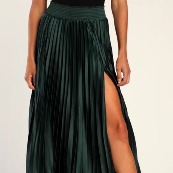NWT Lulus Sophisticated Vision Emerald Green Satin Pleated Midi Skirt - Size M - Picture 2 of 6